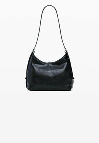 Čierna kožená kabelka na rameno s voľným tvarom, zaobleným dizajnom, jedným remienkom a zapínaním na zips. Hladká textúra s jemným leskom.