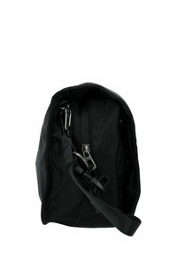 Sort stoftaske med en tekstureret overflade, lynlåsåbning og en aftagelig rem. Udstyret med en clip og hardware til fastgørelse.