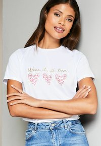 Lipsy REGULAR FIT ROUND NECK WEAR IT WITH LOVE  - Apdrukāts T-krekls - white