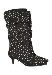 Botas de ante negras hasta la rodilla con un diseño holgado, adornadas con tachuelas doradas, puntera afilada y un tacón bajo y estable.