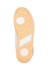Semelle de chaussure en caoutchouc orange, avec un motif de texture pour une meilleure adhérence et un logo blanc en relief. Comprend un accent circulaire blanc ressemblant à un ballon de basketball.