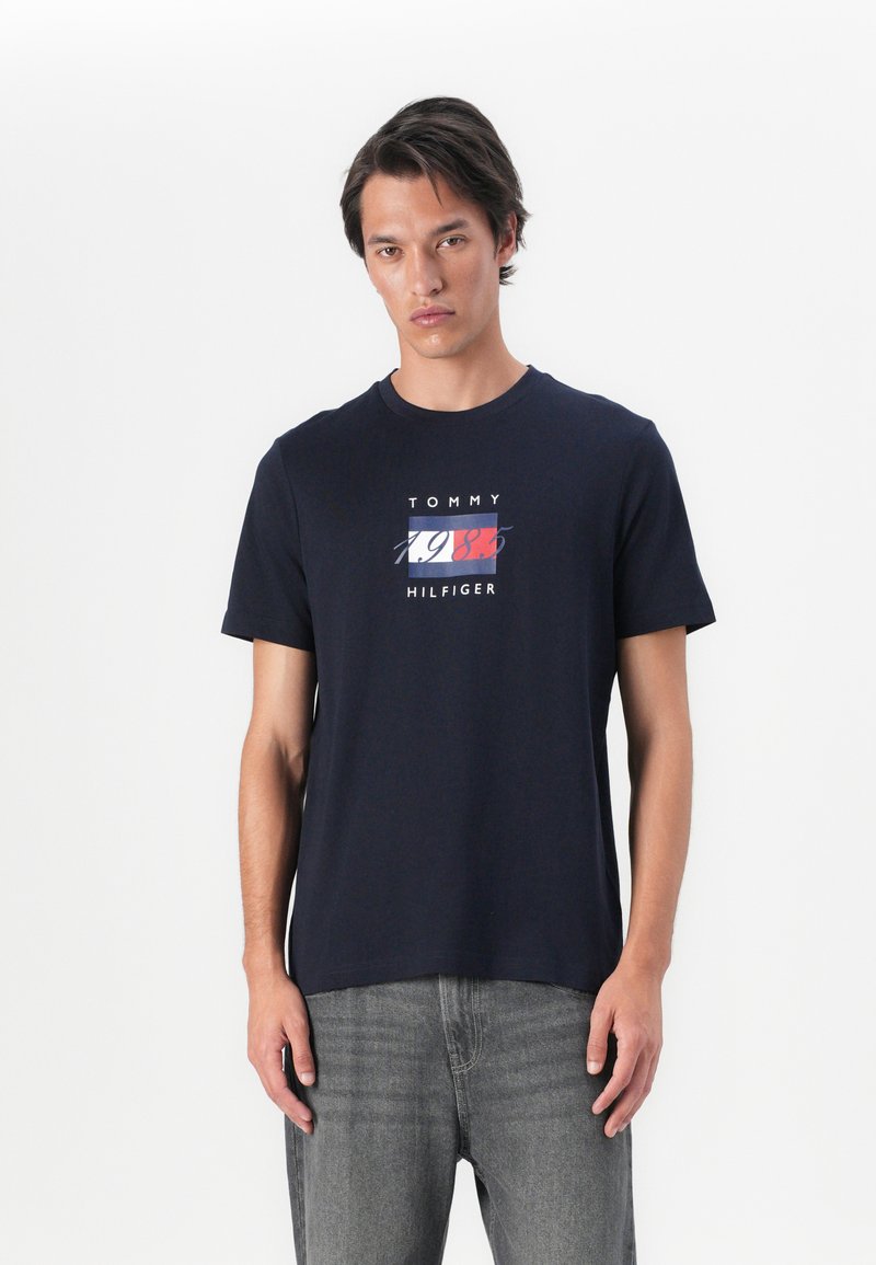 Tommy Hilfiger LINEAR FLAG GRAPHIC TEE UNISEX - T-shirts print - desert sky