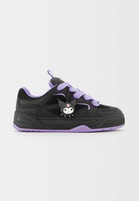 Baskets noires avec des accents et lacets violets, des panneaux en mesh, et un porte-clés personnage de dessin animé attaché sur le côté.