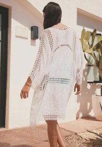 Next LONGLINE - REGULAR FIT - Ranta-asusteet - white
