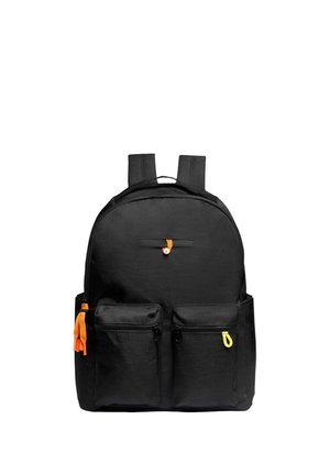 Sac à dos noir avec deux poches zippées à l'avant, poches latérales, bretelles rembourrées et petites tirettes de fermeture éclair orange et jaune sur fond blanc.