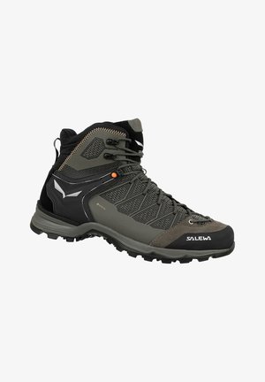 Bota de senderismo ligera en gris oscuro y negro. Presenta una parte superior texturizada, una puntera reforzada y una suela robusta para un mejor agarre.