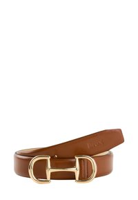 Brauner Leder-Gürtel, aufgerollt mit einer glänzenden goldenen Doppelringschnalle, mit eingeprägtem Markennamen am Lederende.