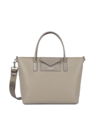 Sac à main en cuir texturé taupe avec deux poignées, une bandoulière amovible et une poche à rabat à l’avant portant l’étiquette "Lancaster Paris."