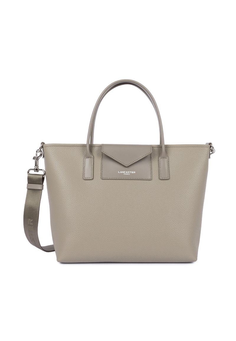 Taupe gestructureerde leren handtas met twee handvatten, een afneembare schouderriem en een voorklepzak met het label "Lancaster Paris."