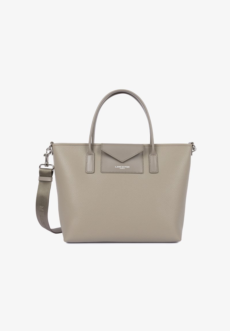 Taupe gestructureerde leren handtas met twee handvatten, een afneembare schouderriem en een voorklepzak met het label "Lancaster Paris."