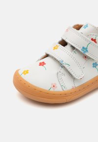 Froddo BAREFOOT FIRST STEP - Obuv pre bábätká - white