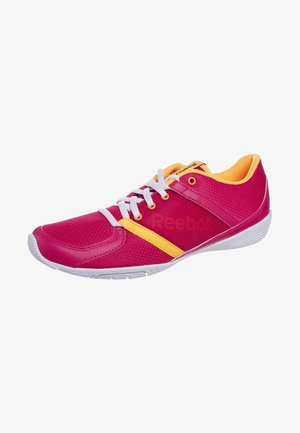 Chaussure de sport légère rose avec lacets blancs, accents jaunes et semelle blanche, conçue pour la course ou les activités sportives.
