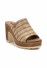Infradito in fibra naturale intrecciata con tomaia color marrone, piattaforma beige e tacco spesso. Presenta una suola morbida e un accento decorativo con logo.