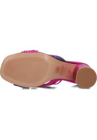 Hoge hak schoen met een roze ombre satijnen bovenkant, ribbelontwerp, beige rubberen zool en een afgeronde hak. Heeft gebrande opdruk op de zool.