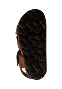 Sandale marron avec une semelle en caoutchouc noir texturé présentant un motif ondulé ; sangles ajustables visibles sur le côté pour un maintien sécurisé.