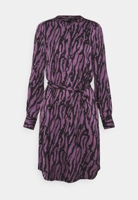 Lila och svart mönstrad klänning med långa ärmar, krage och en knytbelte i midjan. Har ett flytande tyg och en avslappnad siluett.