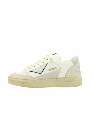 Sneaker bianco in pelle con accentuazione in suede testurizzato, logo nero, punta arrotondata e suola platform; presenta dettagli di cucitura e lacci.