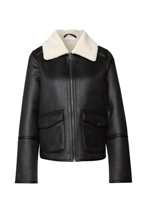 Schwarze Jacke mit Reißverschluss, Lammfellkragen, zwei Fronttaschen und leicht verkürzten Ärmeln. Glatte Textur mit glänzendem Finish.