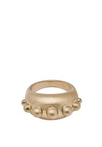 Goldfarbener Ring mit einem glatten, abgerundeten Band. Verfügt über fünf hervorgehobene, kreisförmige Akzente, die gleichmäßig um den äußeren Rand verteilt sind. Matte Oberfläche.