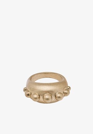 Anello dorato con una fascia liscia e arrotondata. Presenta cinque accenti circolari in rilievo distribuiti uniformemente lungo il bordo esterno. Finitura opaca.