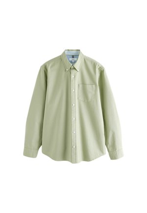 Camicia verde chiaro a maniche lunghe, con colletto a punta, taschino sul petto e bottoni bianchi, esposta su uno sfondo bianco.