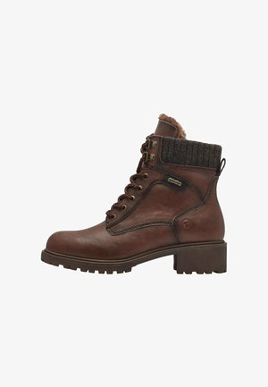 Stivaletto in pelle marrone con colletto lavorato a maglia texturizzato, chiusura con lacci e tacco spesso. Presenta occhielli in metallo e un dettaglio del logo discreto.