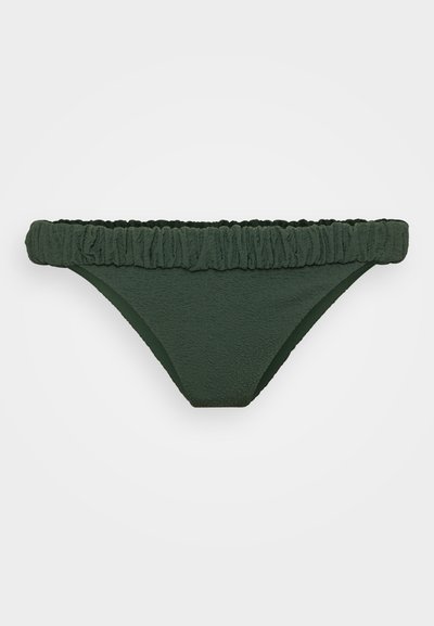 Zaļš bikini apakšējais ar teksturētu audumu, viļņotu jostas loku un klasisku griezumu. Gluda iekšējā odere komfortam.