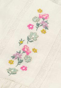 Boden MIT MUSCHELSAUM - Denní šaty - natural white