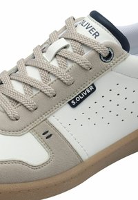 Adidași albi cu accente din suede bej, talpă din cauciuc texturat, șireturi rotunde și design perforat. Prezintă branding-ul "S. OLIVER".