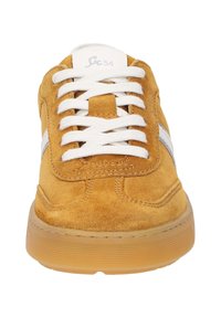 Wildlederschuhe in Senfgelb mit weißen Schnürsenkeln und einer Gummisohle. Verfügt über einen silbernen Streifen an der Seite und strukturierte Oberflächenverzierungen.