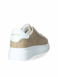 Sneakers con una toma in tessuto intrecciato beige e suola in gomma bianca, caratterizzati da un design con lacci e branding stampato vicino al tallone.
