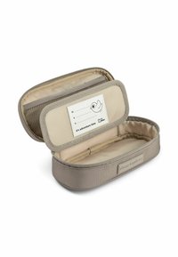 Trousse à crayons rectangulaire beige avec fermeture éclair, ouverte pour montrer deux compartiments, une poche en filet et une étiquette indiquant "c'est l'heure de l'aventure."