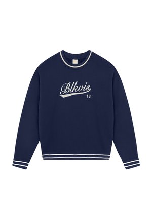 Sweat-shirt bleu marine avec texte "Blkvis 13" blanc sur le devant, poignets et ourlet rayés, et col rond côtelé avec bordure blanche.
