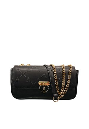 Borsa a tracolla in pelle nera con motivi in rilievo, tracolla a catena dorata e chiusura a forma di cuore dorata sulla patta frontale.