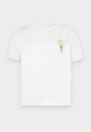 T-shirt blanc en coton à manches courtes, présentant un graphique minimaliste de popsicle jaune brodé sur la partie gauche de la poitrine.
