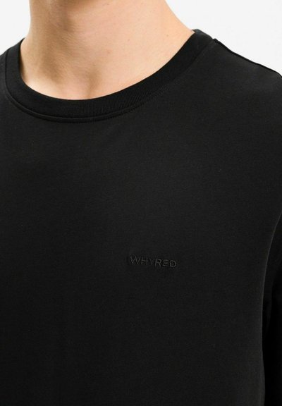 Svart bomull t-shirt med rund halsringning, med en upphöjd "WHYRED"-logotyp på vänster bröst, slät textur och enkelt mönster.