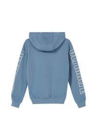 Felpa in cotone blu con cappuccio regolabile, polsini elasticizzati e orlo a coste. Testo bianco "ULTIMATE" stampato lungo la manica sinistra.
