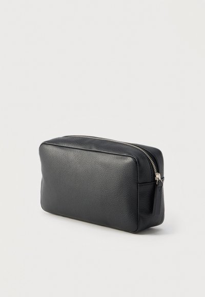 Μαύρο ορθογώνιο δερμάτινο θήκη με ασημένιο φερμουάρ και δερμάτινη ταινία έλξης, εμφανίζεται σε απλό λευκό φόντο.