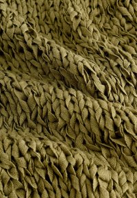 Olivgrüner Strickstoff mit einer strukturierten, groben Webart, die sichtbare Drehungen und Schlaufen aufweist und ein weiches, aber robustes Aussehen bietet.
