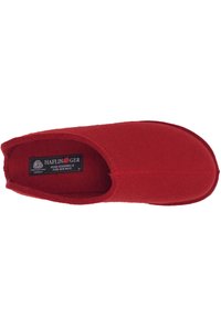 Pantofola in feltro rosso con punta chiusa e parte superiore morbida. Presenta una cucitura centrale e un'etichetta interna che indica il materiale e il marchio.