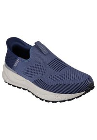 Blauwe instappersneaker met een textuur gebreide bovenkant, mesh-accenten, elastische details en een wit gespikkelde zool voor grip.