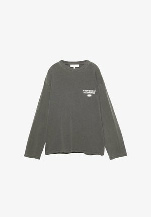 Grå langærmet t-shirt lavet af bomuld. Har en rund halsudskæring og trykt tekst, "EN NY ÆRA AF BEGINDELSER," i hvid på brystet.