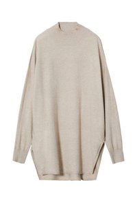 Pull ample beige clair avec un col montant côtelé, des manches longues et des fentes sur les côtés pour faciliter les mouvements. Texture douce et coupe décontractée.