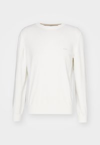 Weißer langärmeliger Strickpullover mit Rundhalsausschnitt, gerippten Bündchen und Saum sowie einem kleinen Logo-Detail auf der Brust. Weiche Textur.