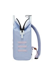 Zaino azzurro chiaro con un design strutturato, dotato di chiusura con zip superiore, spallacci regolabili e dettagli in webbing verticali.