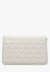 Prošívaná bílá kožená taška přes rameno obdélníkového tvaru, s diamantovým vzorem a hladkým povrchem. Zipový uzávěr na vrchu.