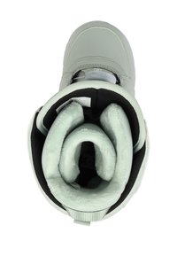 Jasnozielony zimowy but z miękką wyściółką, czarnym wsparciem kostki i regulowanym zapięciem, widok z góry.