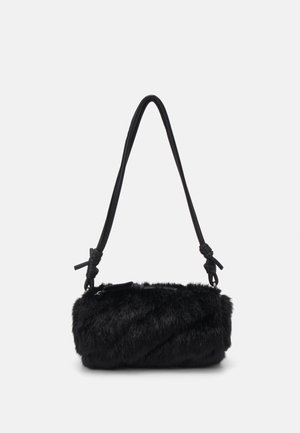 Schwarze Kunstfell-Handtasche mit einem strukturierten, flauschigen Körper. Sie verfügt über einen eleganten schwarzen Tragegurt mit geknoteten Akzenten. Kompakte, zylindrische Form.