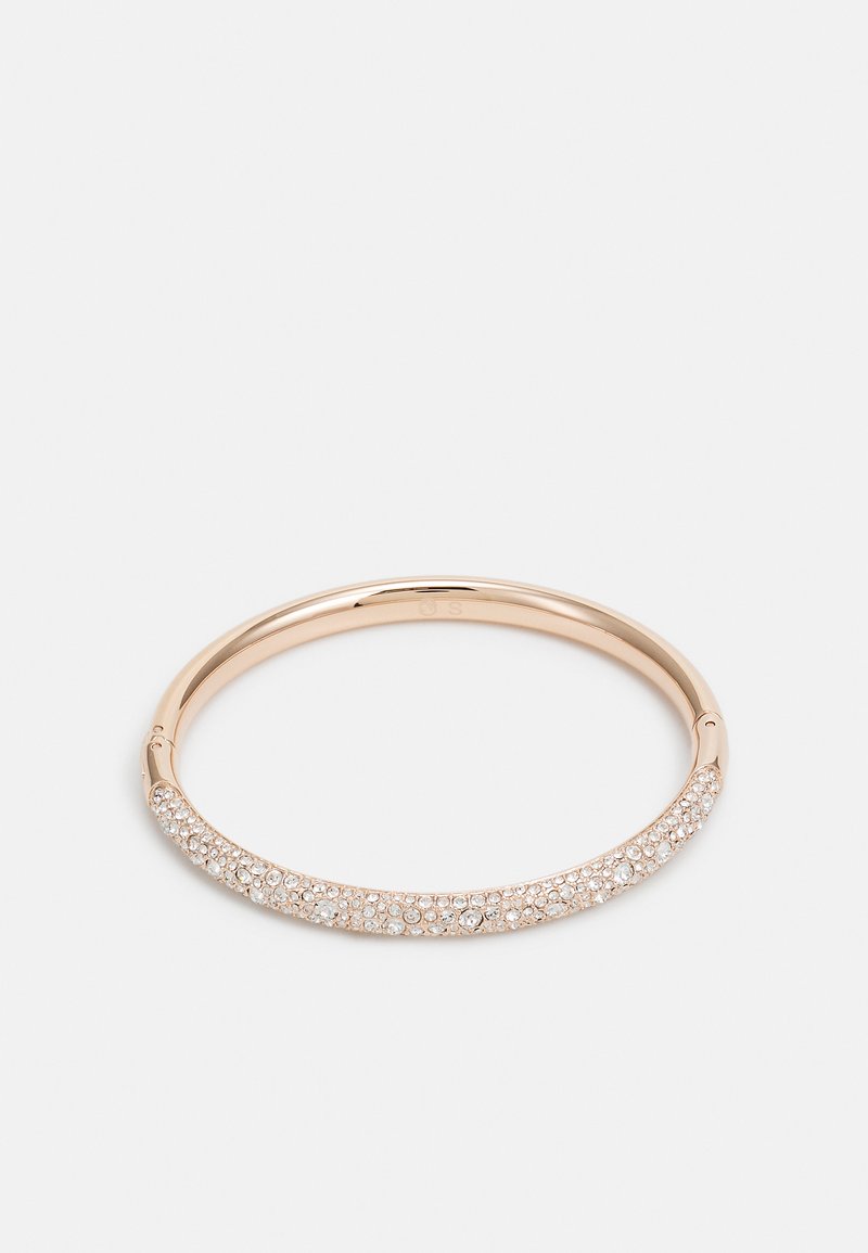 Roségoldene Armkette mit gebogenem Design, das auf einer Seite eine Reihe glitzernder klarer Kristalle für zusätzlichen Detailreichtum aufweist.