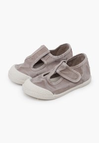 Graue Leinenschuhe mit runder Zehenpartie, weißer Gummisohle und T-Steg-Design. Verfügt über genähte Akzente und ausgeschnittene Details an den Seiten.
